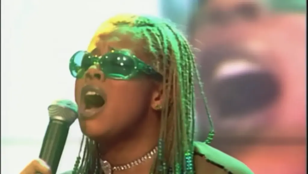 Kelis performing Caught Out There on Top of the Pops on March 10 2000