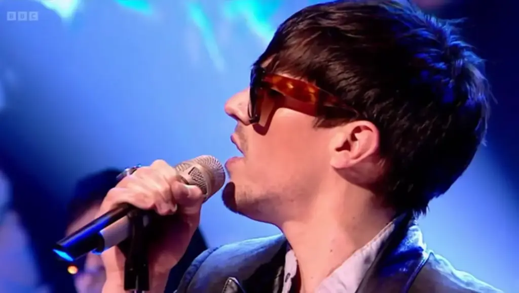 Sam Sparro performing “Black and Gold” on Top of the Pops