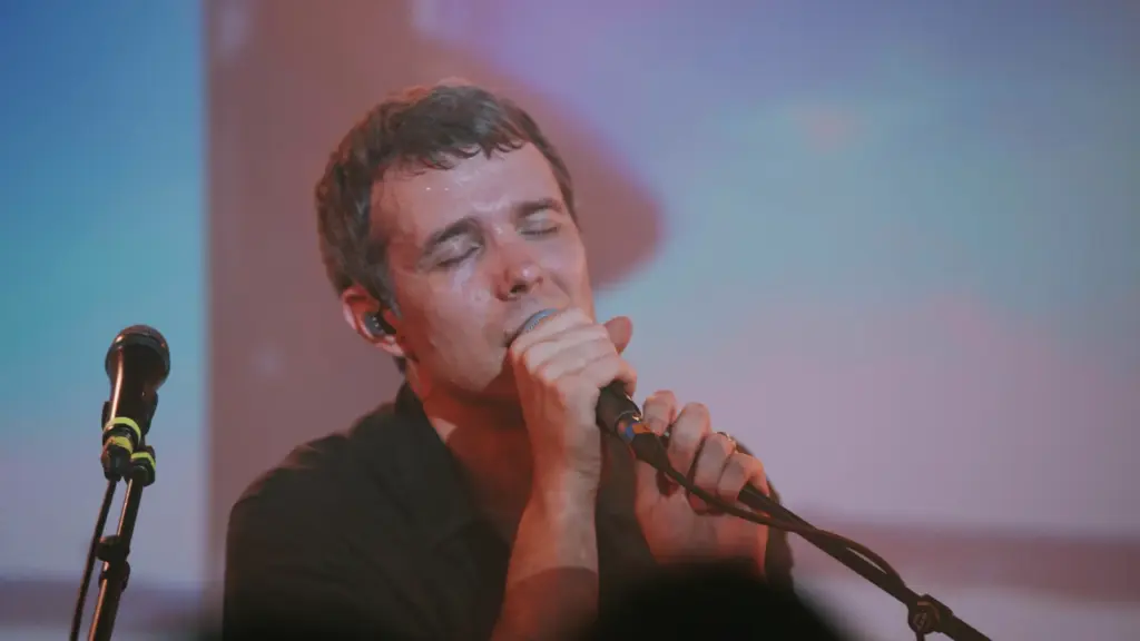 Yan Wagner performing Awake live at La Maroquinerie in Paris
