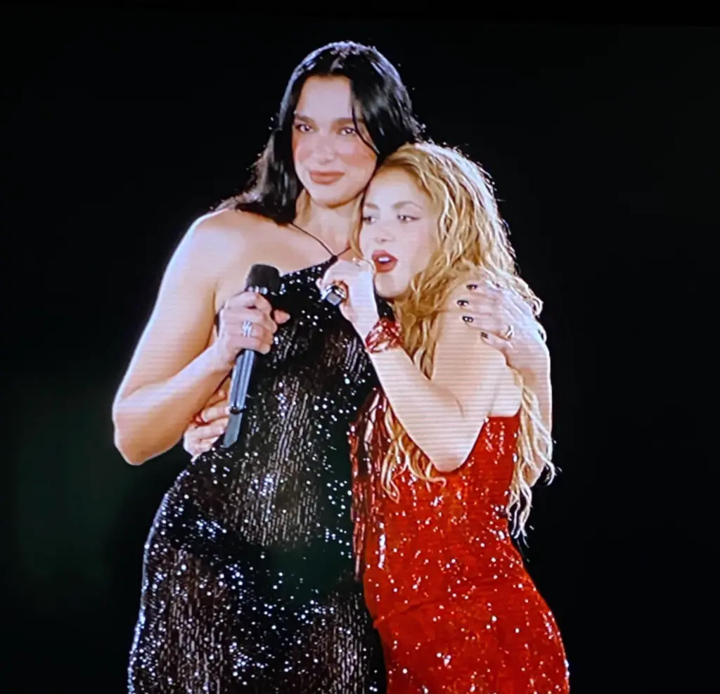 Shakira and Dua Lipa performing Antología together in Madrid