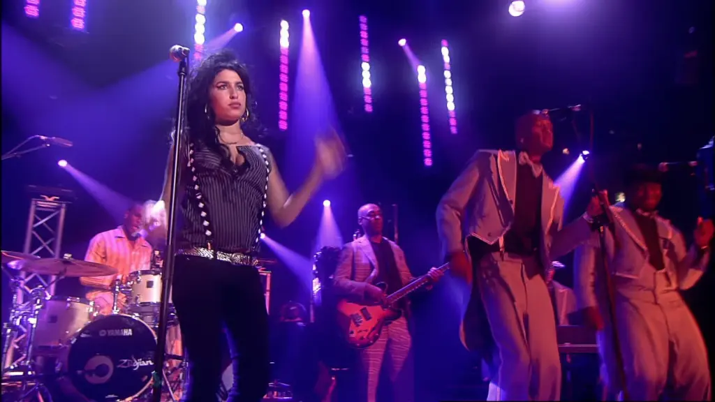 Amy Winehouse singing Back to Black in her 2006 Album Chart Show appearance