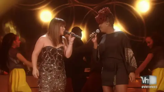 Kelly Clarkson and Ledisi performing Aretha Franklin's Chain of Fools at VH1 Divas Celebrates Soul in 2011