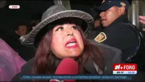N+ FORO reporter Irlanda Maya caught between police and IMSS protesters in Iztacalco, Mexico City