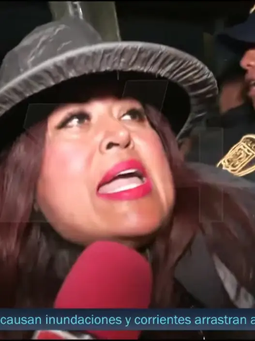 N+ FORO reporter Irlanda Maya caught between police and IMSS protesters in Iztacalco, Mexico City