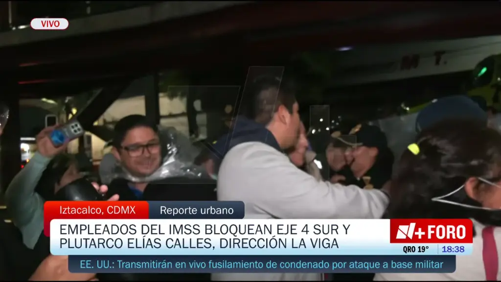 Police and IMSS protesters facing one another during the Iztacalco protest