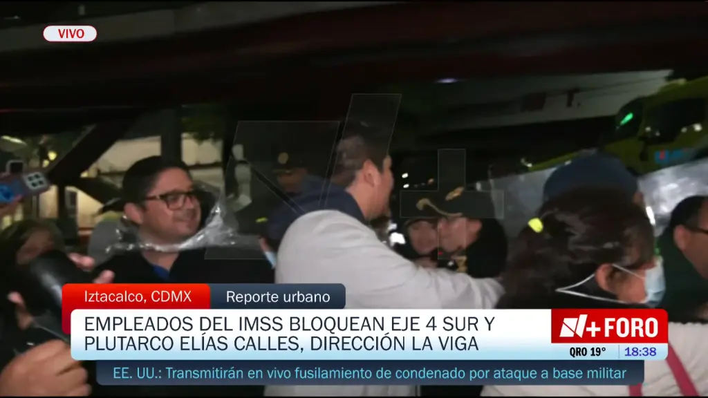 IMSS protesters and police during the Iztacalco demonstration covered by N+ FORO