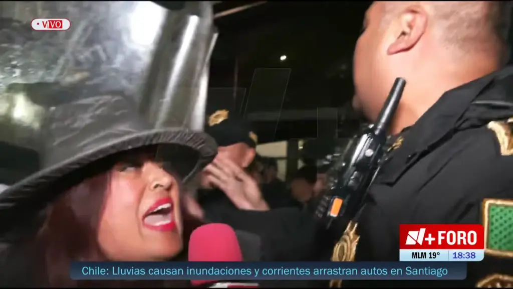 Scene from N+ FORO coverage as police move toward IMSS protesters in Iztacalco