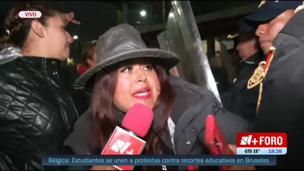N+ FORO reporter Irlanda Maya caught between police and IMSS protesters in Mexico City