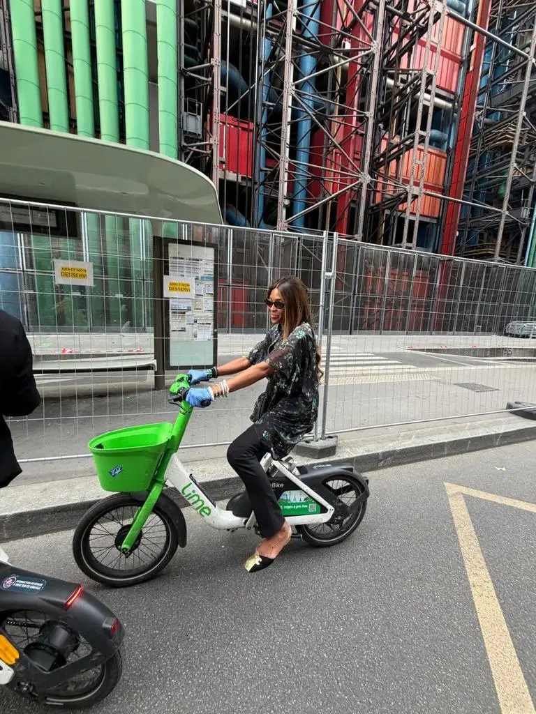 Naomi Campbell learning to ride a Lime bike in Paris