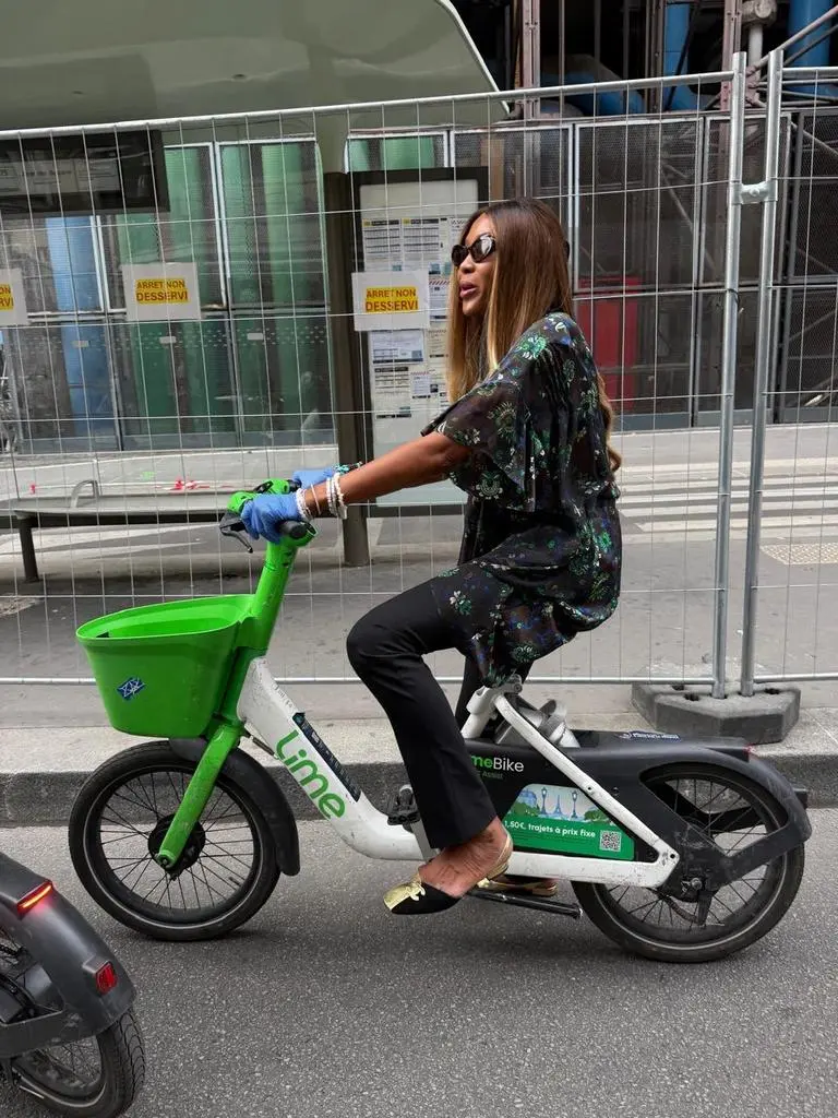 Naomi Campbell on a Lime e-bike during Paris Fashion Week