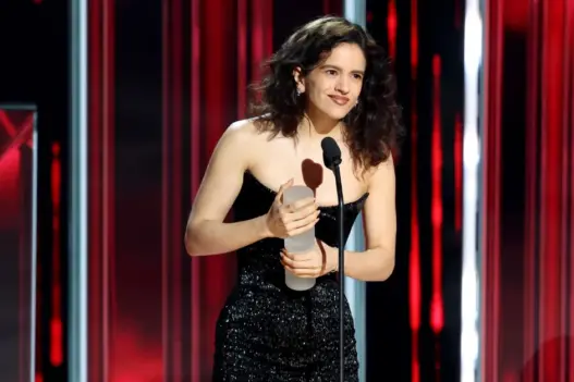 Rosalía at Premios Billboard 2026, where she celebrated Spanish with a humorous reference to Doctora Ana María Polo.