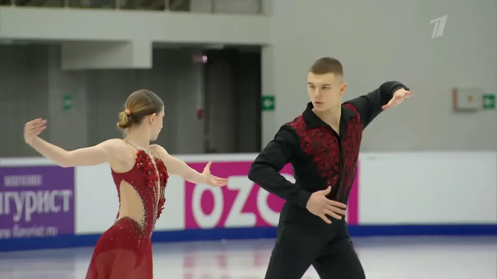 Alexander Samorukov and Darya Tretyakova performing choreography on the ice