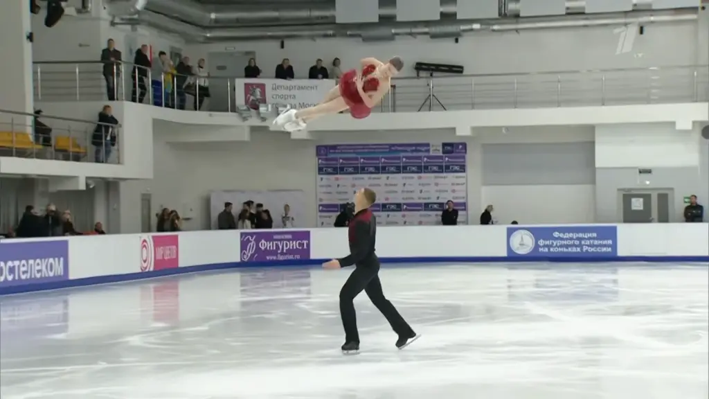 Alexander Samorukov and Darya Tretyakova during a throw element