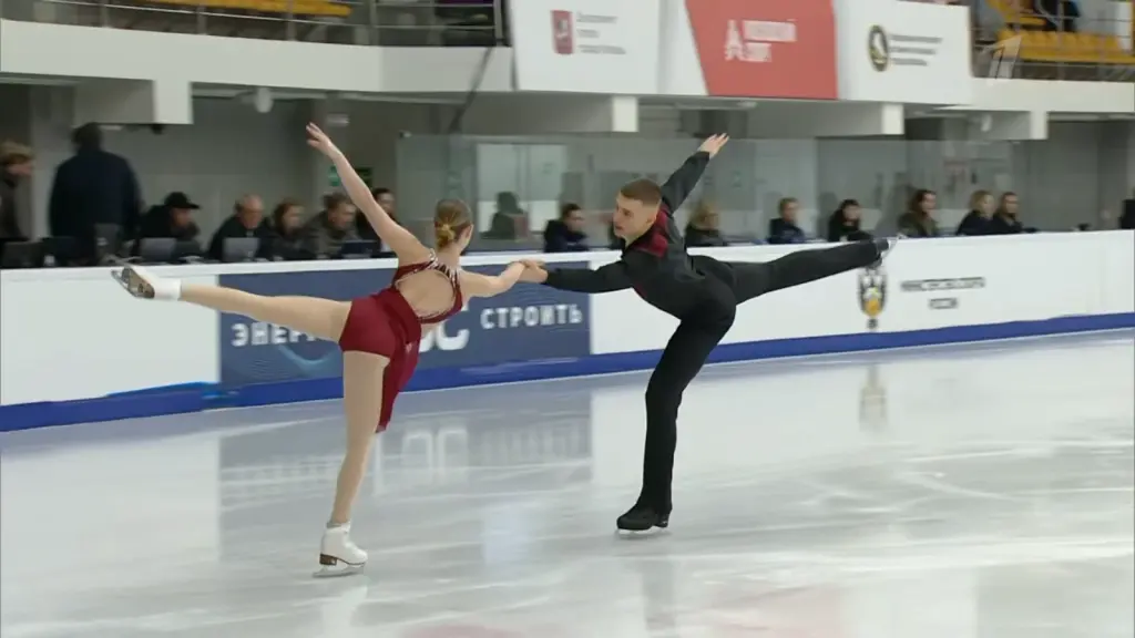 Alexander Samorukov and Darya Tretyakova skating side by side