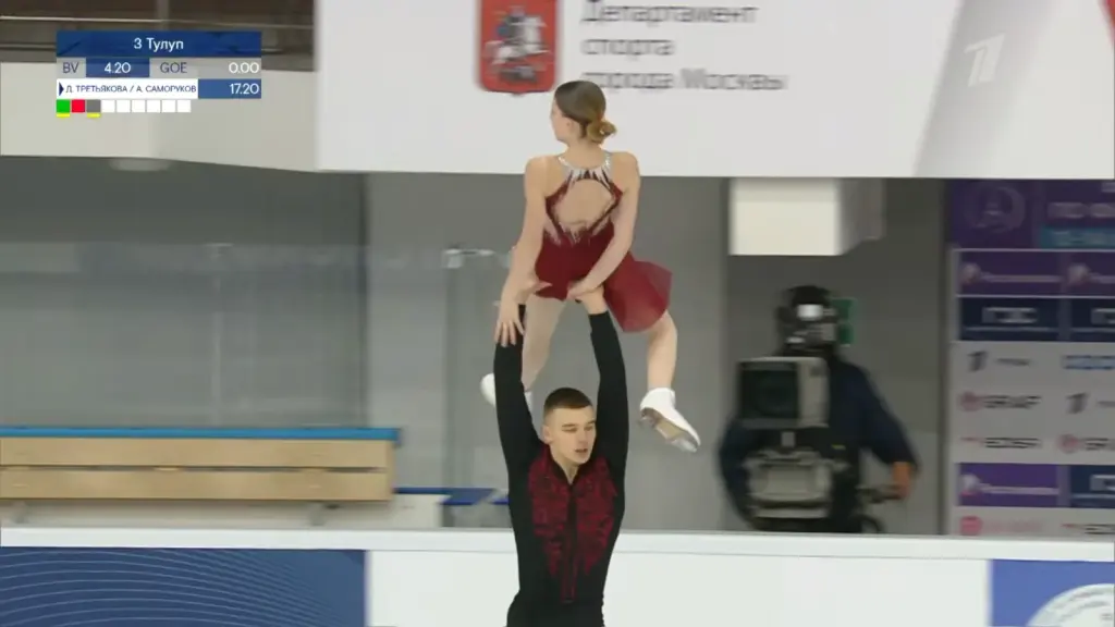 Alexander Samorukov holding Darya Tretyakova in an overhead pairs lift