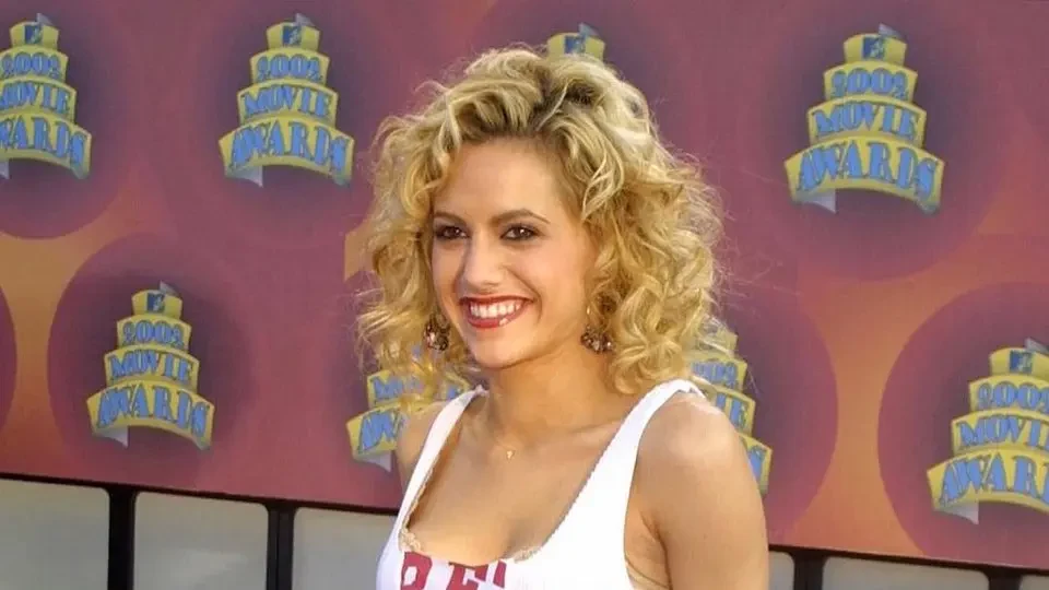 Brittany Murphy’s Playful Ways At 2002 MTV Movie Awards Teasing Famous Line “I’ll Never Tell”